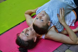 Таня с сыном во время проведения занятия по йоге для мам с детьми